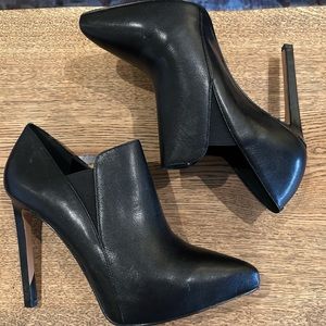 Nine West “Leandra” heel ankle boots size 8.